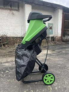 Садовий подрібнювач на ділянці